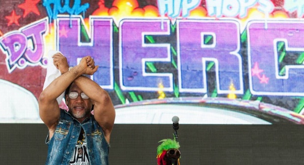 KOOL HERC, BRAND NUBIAN, DJ SCRATCH, BLACK SHEEP E MAIS PARA COMEMORAR O ANIVERSÁRIO DO HIP HOP COM NYC JAM por KYLE EUSTICE