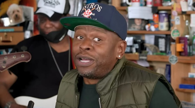 SCARFACE REAFIRMA O STATUS DE LENDA AO OFERECER A “MELHOR MESA MINÚSCULA DE HIP HOP DE TODOS OS TEMPOS”